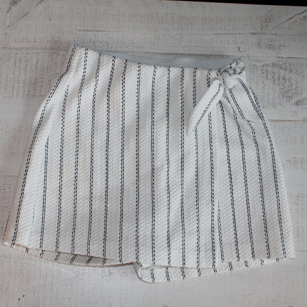 Zara kids skort. Size 9 kids. white with navy stripes